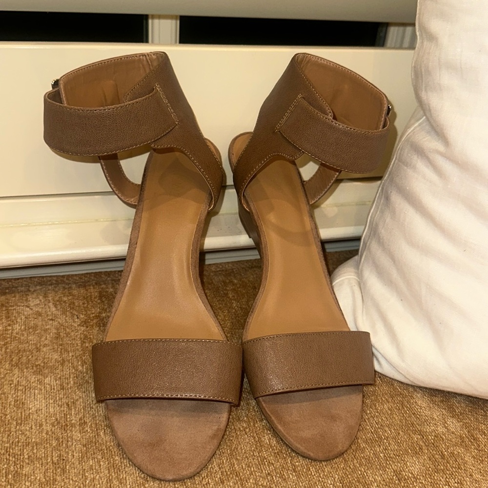 Nine West tan ankle strap wood wedge w/silver buckle
